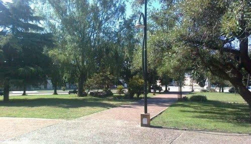 Sendero arbolado de Plaza Mitre en Lobería